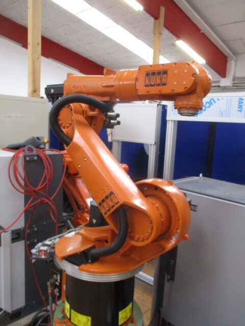 robot industriel KUKA KR15-2