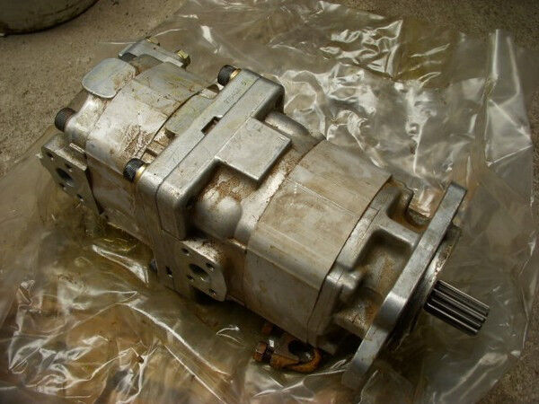 pompe hydraulique Komatsu (54) D 155 AX-3 705-51-30360 transmissionpump pour bulldozer